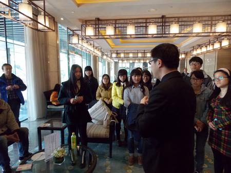 同学们在参观2
