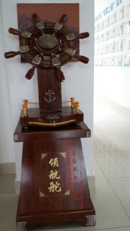 全体毕业生赠送学院礼物—领航舵