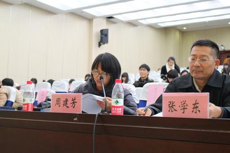 评委老师认真查看选手的理财规划书文本