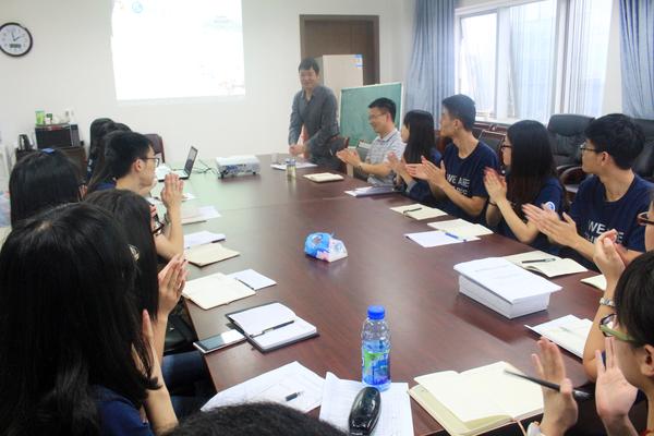 经管团学成员欢迎徐其虎老师