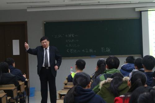 范立舟教授正在讲座