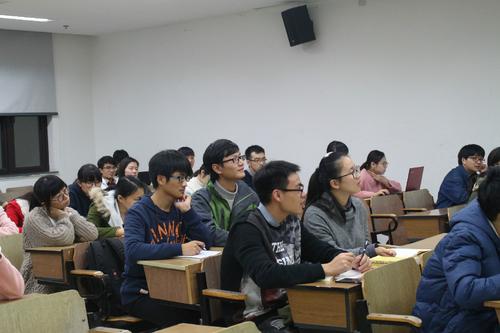 同学们认真听讲中