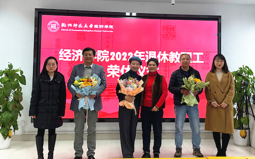 教师代表向退休教师鲜花