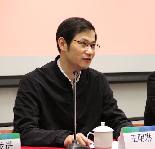情侣自拍
院长王明琳致欢迎辞
